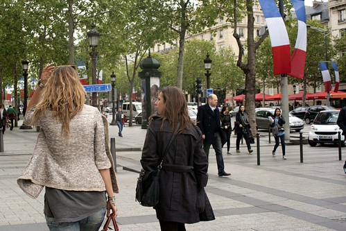 Avenue des Champs-Elysees, Paris (by: Mar Kiddo, creative commons)