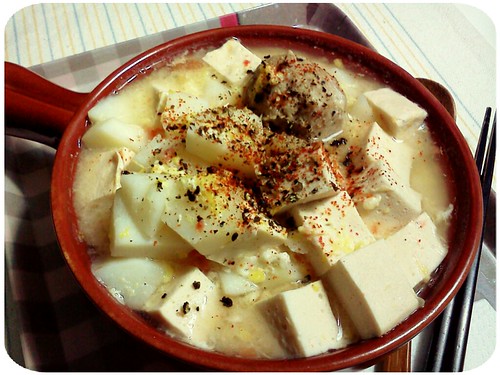 晚餐 ::: 馬鈴薯+番茄+貢丸+百頁豆腐之蛋花鍋 by 南南風_e l a i n e
