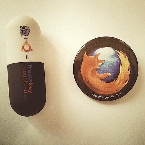 10 ans de Standblog, figurés par une clé USB Framakey GNU/Linux et un badge Firefox