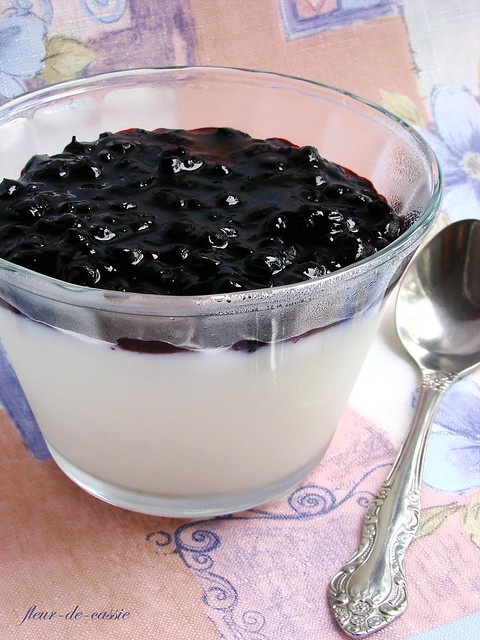 паннакота ванильная с черничным соусом 1