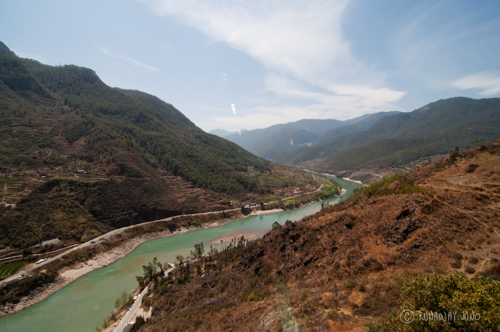 Tiger Leaping Gorge with the view of Yangtze River