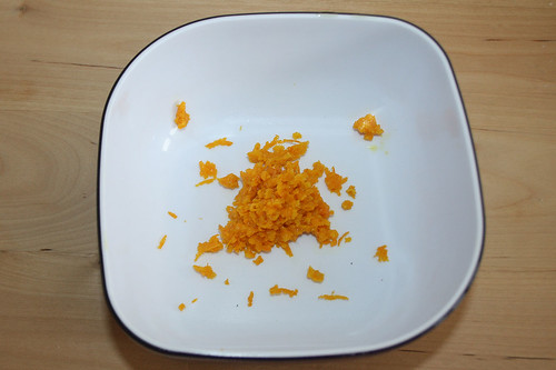26 - Abgeriebene Orangenschale / orange zest