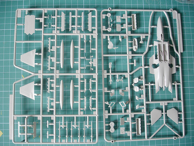 F-22A Raptor (1:144 Trumpeter) - parts...many parts