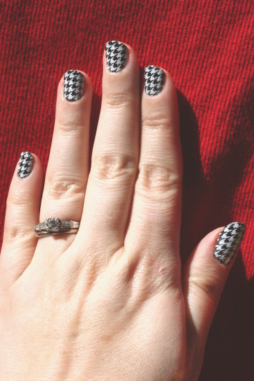 Houndstooth nails, 1