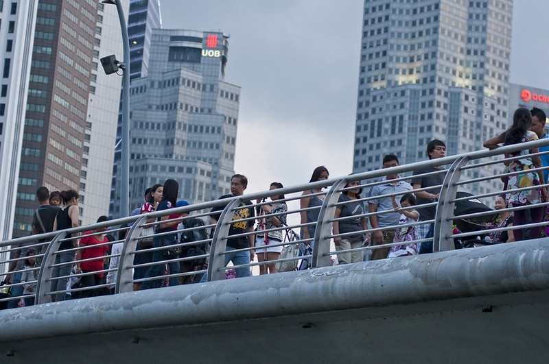 Люди гуляют по мосту в Сингапуре
