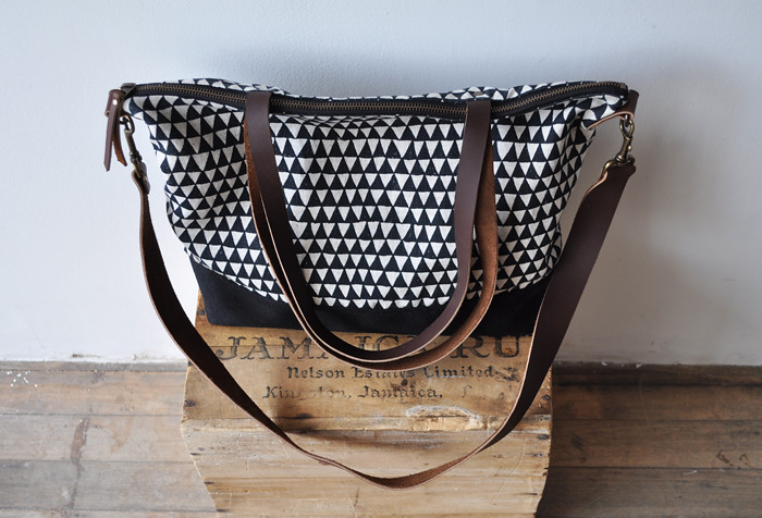 zip tote triangle with long strap2