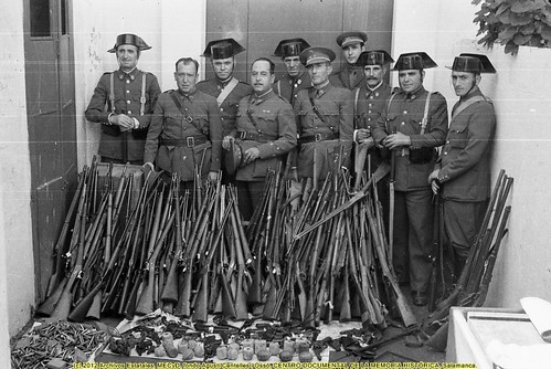 Badalona (Barcelona), octubre de 1934,  armas intervenidas por la Guardia Civil a los revolucionarios. by Octavi Centelles