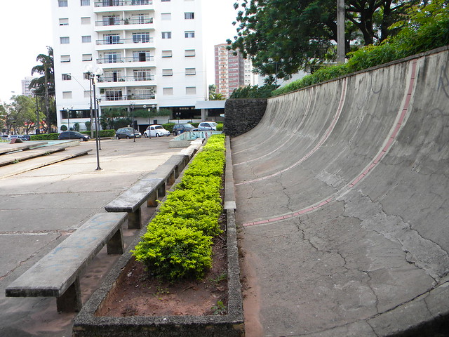 Muro de arrimo da  Praça da Paz, usado como “quarter pipe” na virada dos anos 80 pros 90