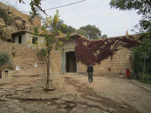 Uno de los patios del templo de Lalish.