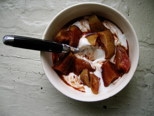 greek yogurt with baked apples
