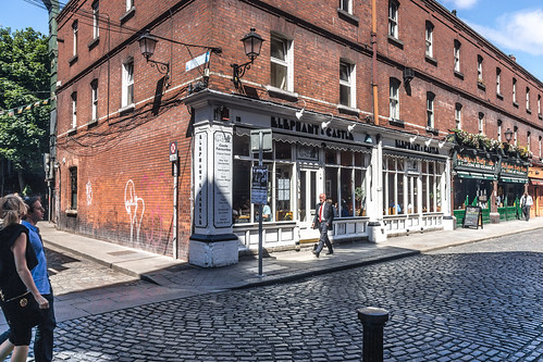 The Dublin Elephant & Castle was opened in 1989 (Temple Bar In Dublin) by infomatique