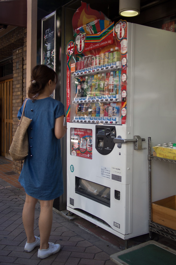 自動販売機で買い物する女性 2012/07/17 OMD71116