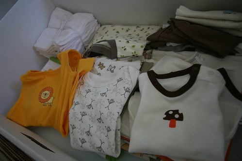 媽媽包裡，有很多各式各樣的實用小衣服