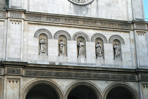 Evangelisten & Christus über dem Portal der Ludwigskirche