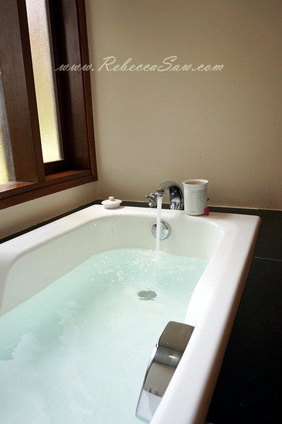 serambi room bathtub - tanjong jara resort