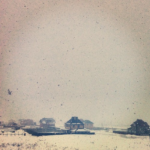 За окном огромными хлопьями валит снег. Смотрю и медитирую.