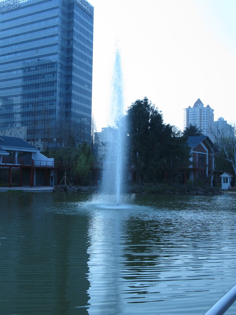 湖中滴喷泉