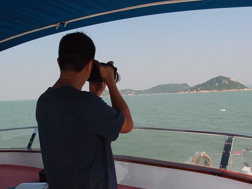 香港海豚保育學會會長洪家耀，正在替目擊到的白海豚拍照記錄，這樣的工作已持續17年。