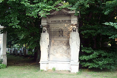 Kunstvoller Grabstein - Ostfriedhof