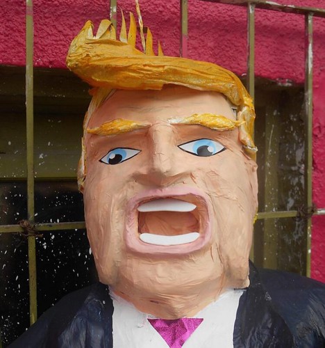 Festejan 5 de mayo con piñatas de Donald Trump
