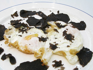 Huevos fritos con trufa