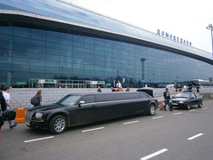 CHRYSLER 300C limousine devant le Moscow Domodedovo Airport