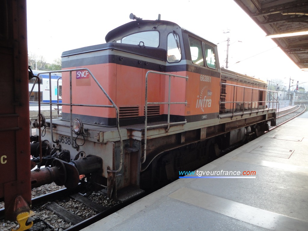 La locomotive BB63861 SNCF en livrée Arzens à quai dans la gare aubagnaise