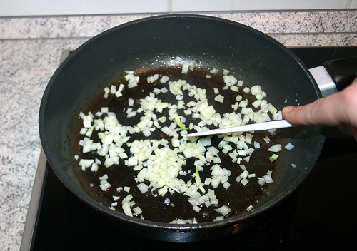 25 - Zwiebeln andünsten / Saute onions