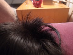 20120104-yoyo自己剪掉一搓頭髮-1
