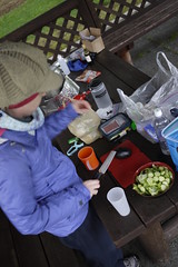 Making dinner at the Midori Kobo Shari Campground (みどり工房しゃりそよ風キャンプ場) in Shari (Hokkaido, Japan)