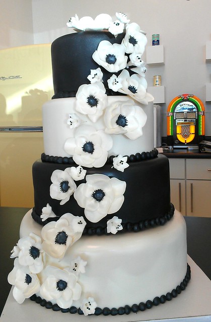 4tier Black and White Flowers wedding cake