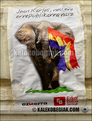 Ezker Batua coloca carteles a favor de la República.