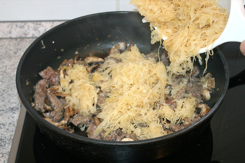 25 - Sauerkraut beigeben / Add sauerkraut