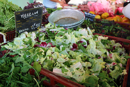 Saláty na trhu v Aix
