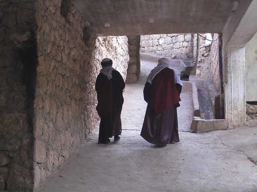 Mujeres yezidís vuelven a sus casas.