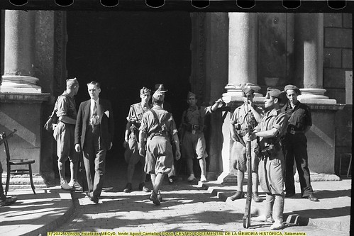 Barcelona, octubre de 1934, las tropas del Gobierno hacen guardia en el Palau de la Generalitat. by Octavi Centelles