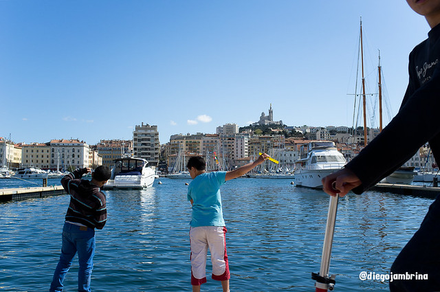 Pescando en el puerto de Marsella