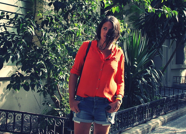 look camisa naranja + shorts
