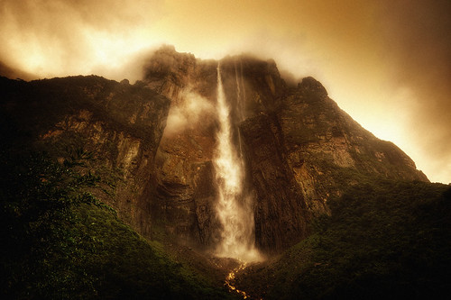 無料写真素材|自然風景|滝|岩山