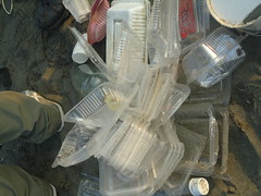 釣客留下餌料塑膠盒