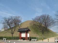 2012-1-korea-194-gyeongju-tumuli