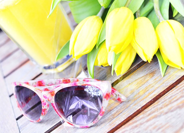 retro-sunglasses-tulips
