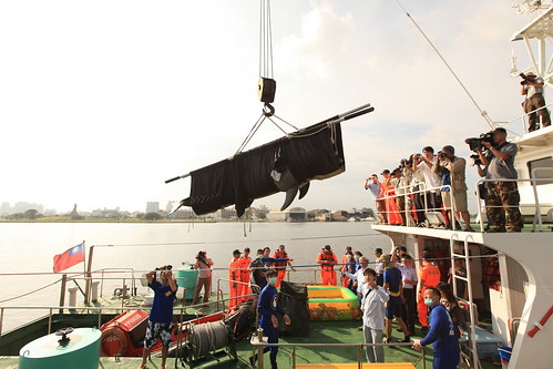 研究人員將順子由運輸卡車吊掛方式移往海巡艦艇，即將出海進行野放作業。（圖片來源：林務局）