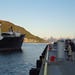 Hurtigruten-Schiff kurz vor Mitternacht in Tromsö