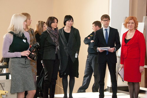 Ministru prezidents Valdis Dombrovskis atklāj projekta „Lietosim Latvijas dizainu!” foto izstādi