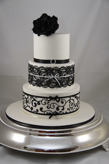 We love Black and White wedding cakes and this one was no exception