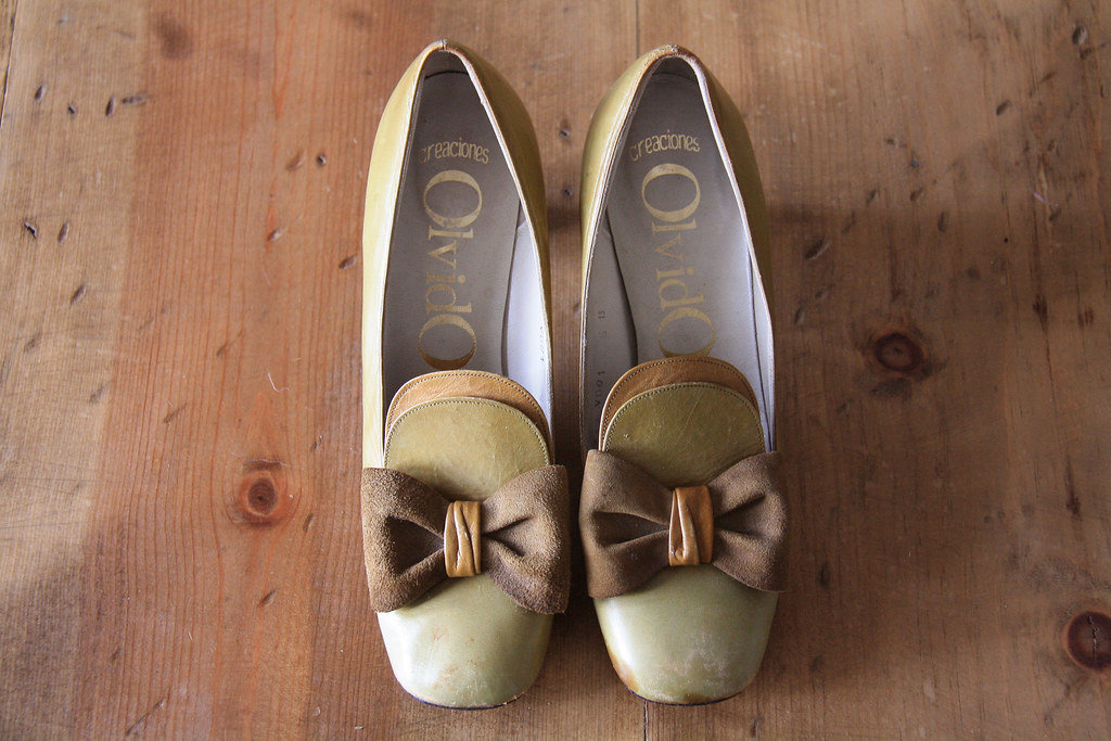 1950s olive bow heels