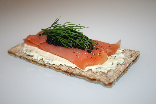 Räucherlachs mit Kaviar & Dill auf Frühlingszwiebel-Frischkäse / Smokes salmon with caviar & dill on spring onion cream cheese