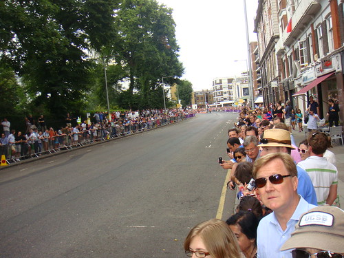 Aspecto de Fulham Road previo a la llegada de los ciclistas