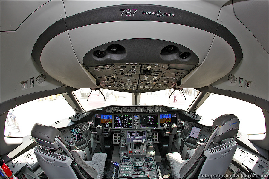 Кабина пилота самолета Boeing-787 Dreamliner (B-787 Дримлайнер)